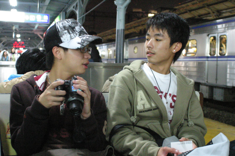 台灣鐵路旅遊攝影台中火車站月台交談旅客2006-01-31攝影照片5