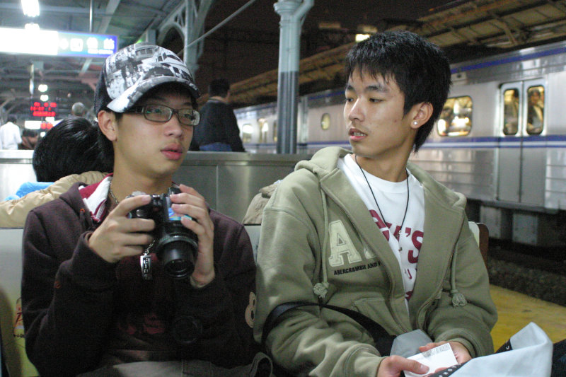 台灣鐵路旅遊攝影台中火車站月台交談旅客2006-01-31攝影照片7