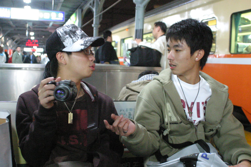 台灣鐵路旅遊攝影台中火車站月台交談旅客2006-01-31攝影照片15