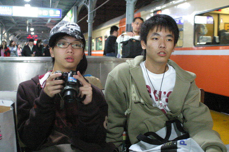 台灣鐵路旅遊攝影台中火車站月台交談旅客2006-01-31攝影照片17