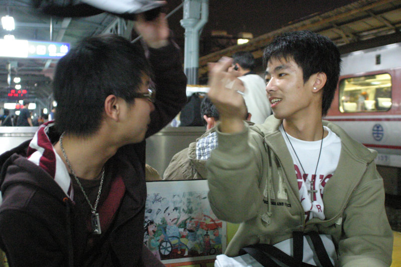 台灣鐵路旅遊攝影台中火車站月台交談旅客2006-01-31攝影照片21