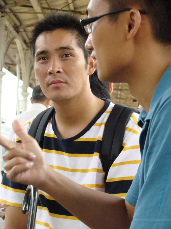 台灣鐵路旅遊攝影台中火車站月台交談旅客2007-09-09攝影照片4
