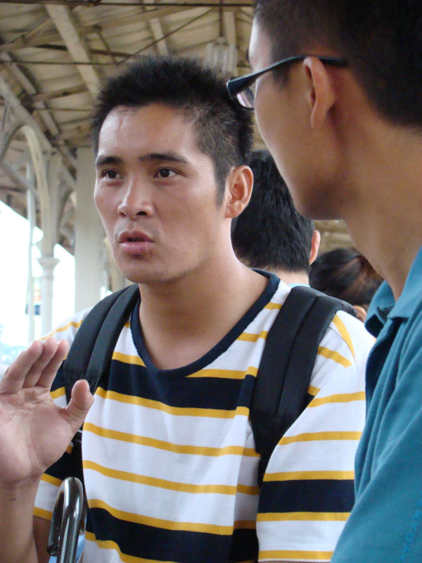 台灣鐵路旅遊攝影台中火車站月台交談旅客2007-09-09攝影照片9
