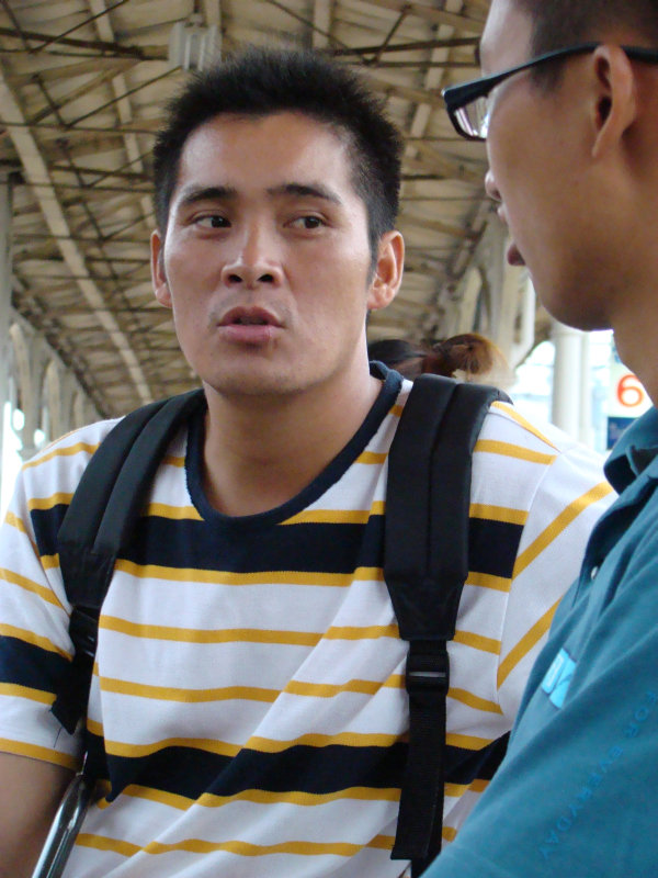 台灣鐵路旅遊攝影台中火車站月台交談旅客2007-09-09攝影照片11