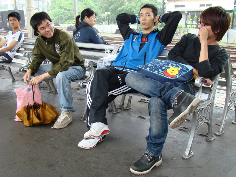 台灣鐵路旅遊攝影台中火車站月台交談旅客2007攝影照片4