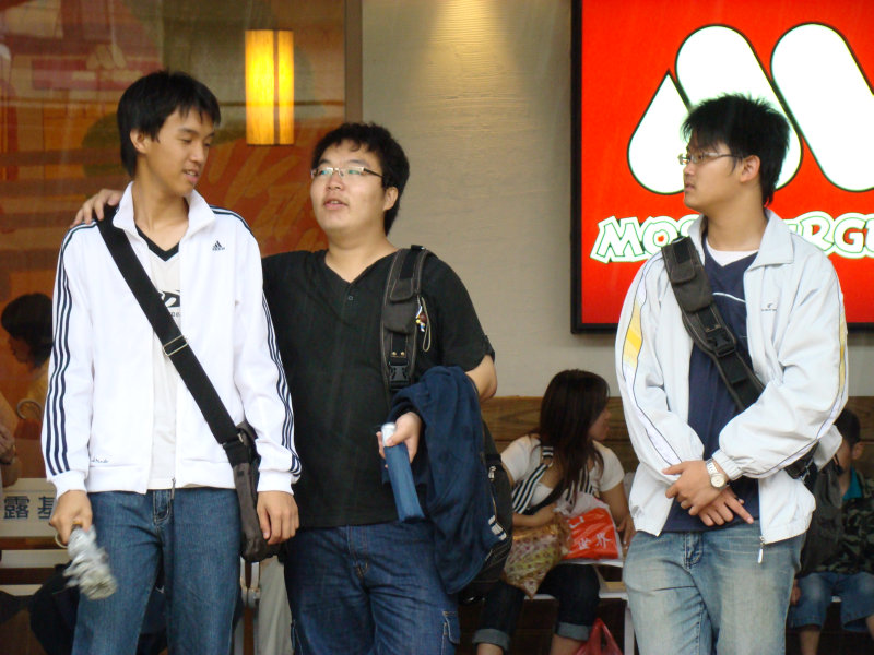台灣鐵路旅遊攝影台中火車站月台交談旅客2007攝影照片7
