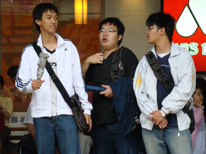 台灣鐵路旅遊攝影台中火車站月台交談旅客2007攝影照片8