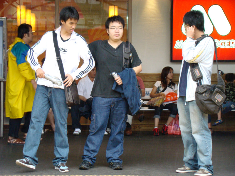 台灣鐵路旅遊攝影台中火車站月台交談旅客2007攝影照片16