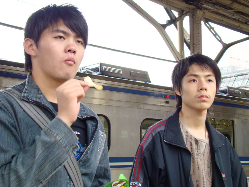 台灣鐵路旅遊攝影台中火車站月台交談旅客2007攝影照片17
