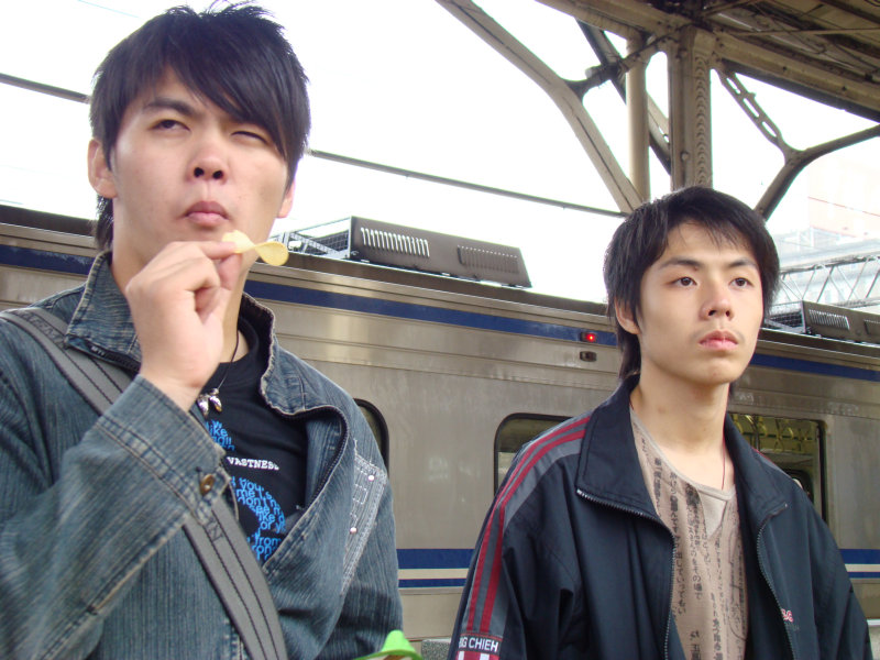 台灣鐵路旅遊攝影台中火車站月台交談旅客2007攝影照片18
