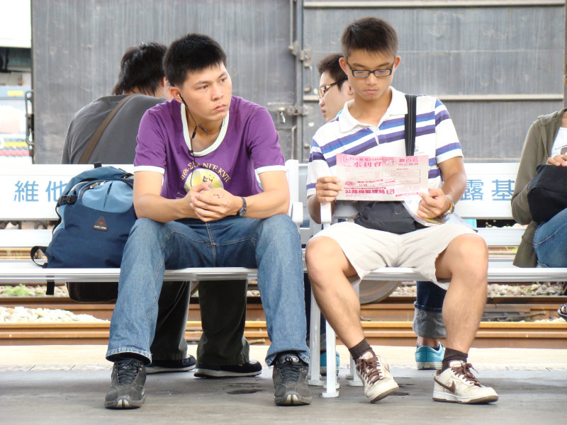 台灣鐵路旅遊攝影台中火車站月台交談旅客2007攝影照片29