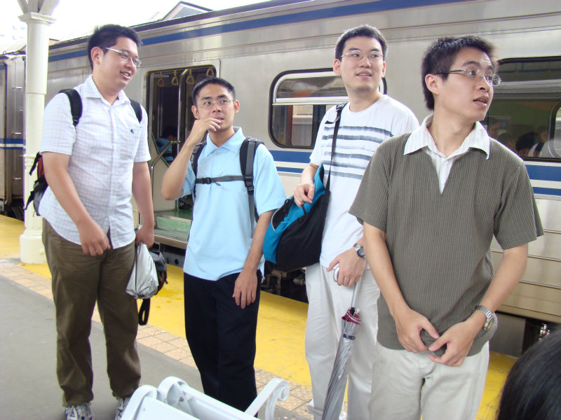 台灣鐵路旅遊攝影台中火車站月台交談旅客2007攝影照片46