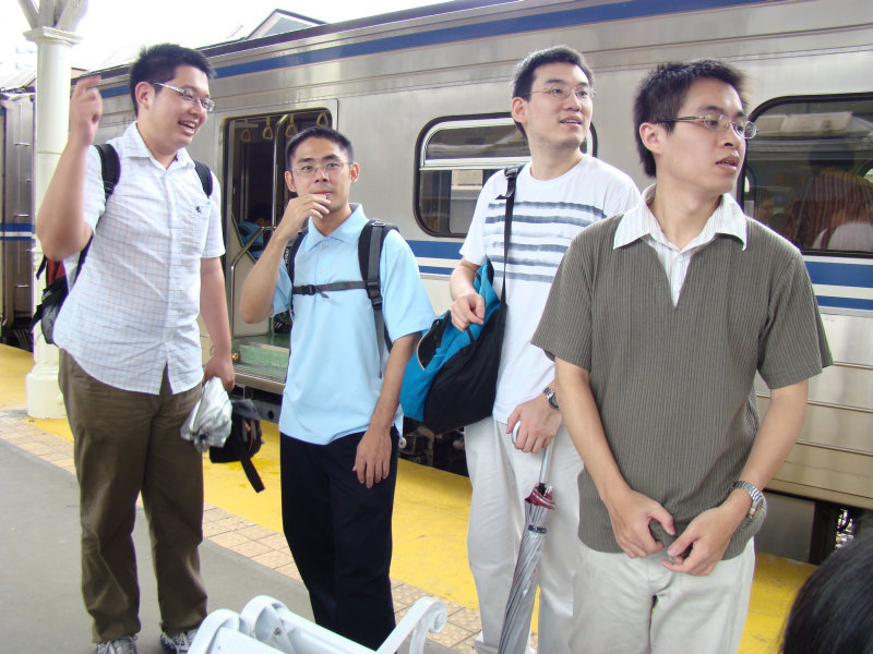 台灣鐵路旅遊攝影台中火車站月台交談旅客2007攝影照片48