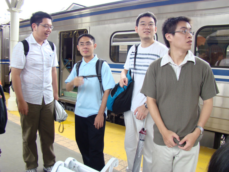 台灣鐵路旅遊攝影台中火車站月台交談旅客2007攝影照片49
