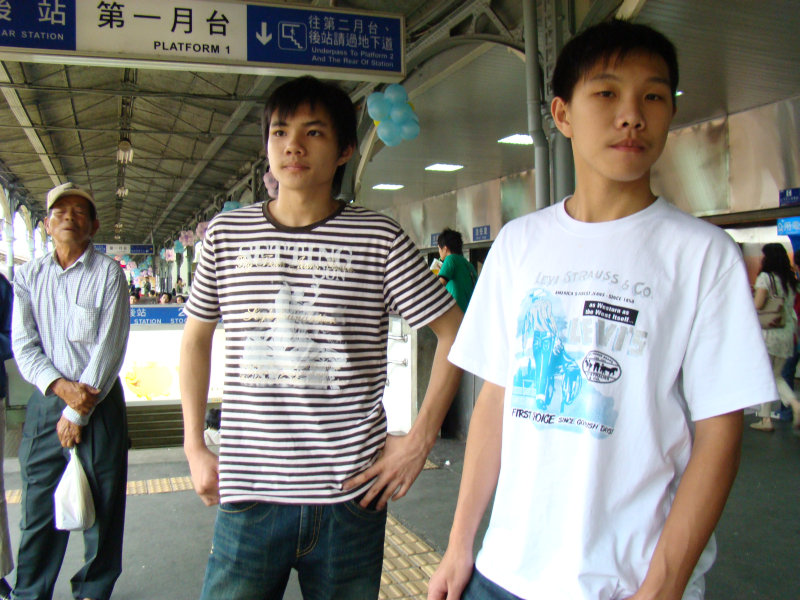 台灣鐵路旅遊攝影台中火車站月台交談旅客2007攝影照片51