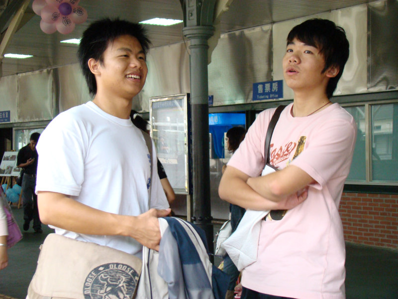 台灣鐵路旅遊攝影台中火車站月台交談旅客2007攝影照片52