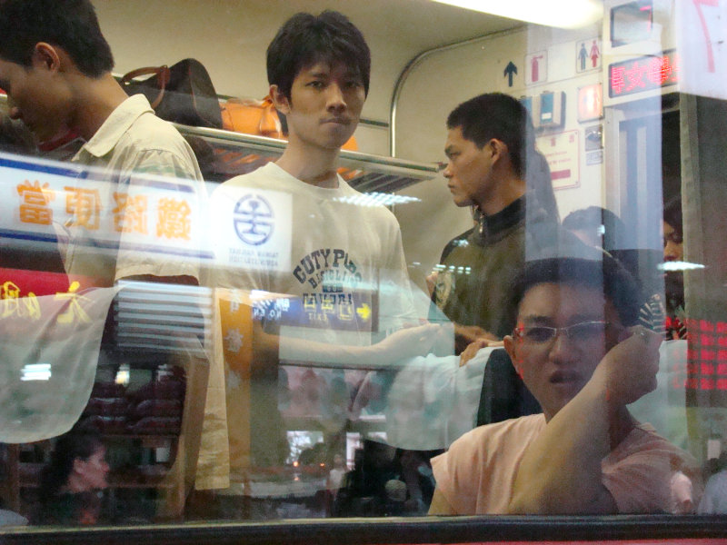 台灣鐵路旅遊攝影台中火車站月台交談旅客2007攝影照片54