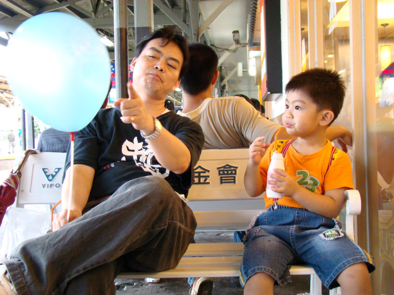 台灣鐵路旅遊攝影台中火車站月台交談旅客2007攝影照片55