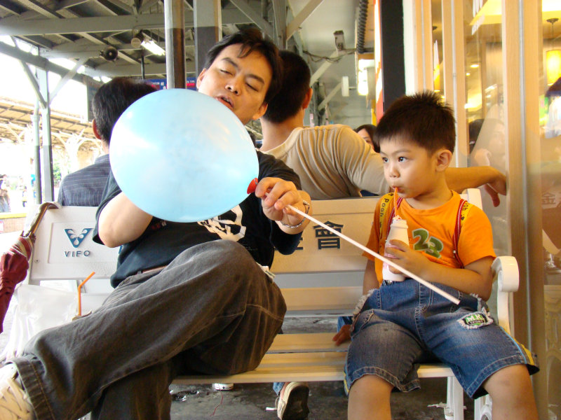 台灣鐵路旅遊攝影台中火車站月台交談旅客2007攝影照片56