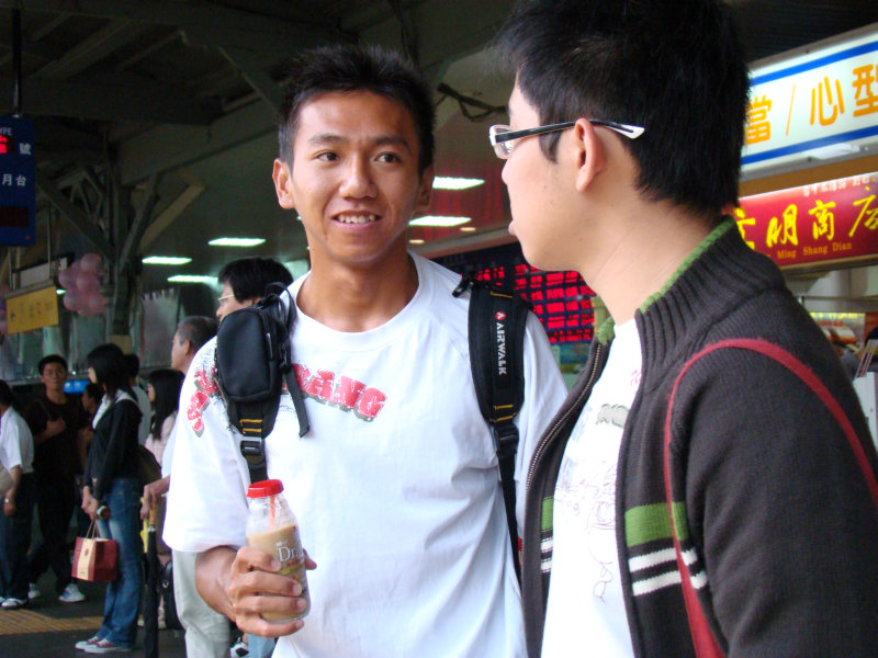 台灣鐵路旅遊攝影台中火車站月台交談旅客2007攝影照片63