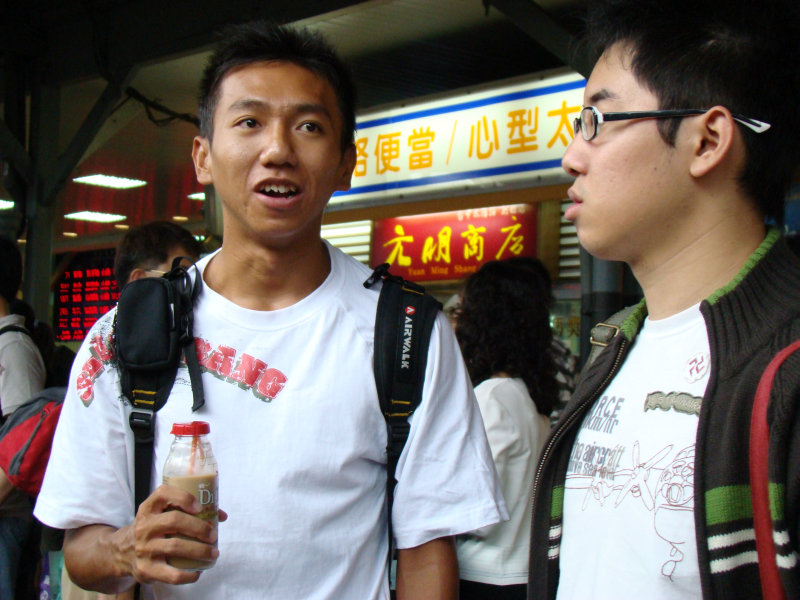 台灣鐵路旅遊攝影台中火車站月台交談旅客2007攝影照片64
