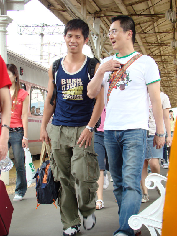 台灣鐵路旅遊攝影台中火車站月台交談旅客2007攝影照片67