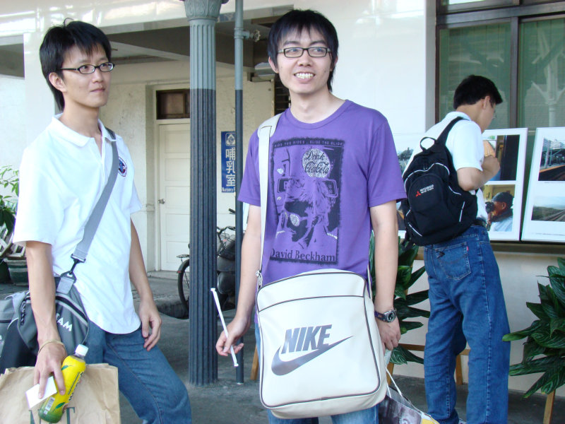 台灣鐵路旅遊攝影台中火車站月台交談旅客2007攝影照片89