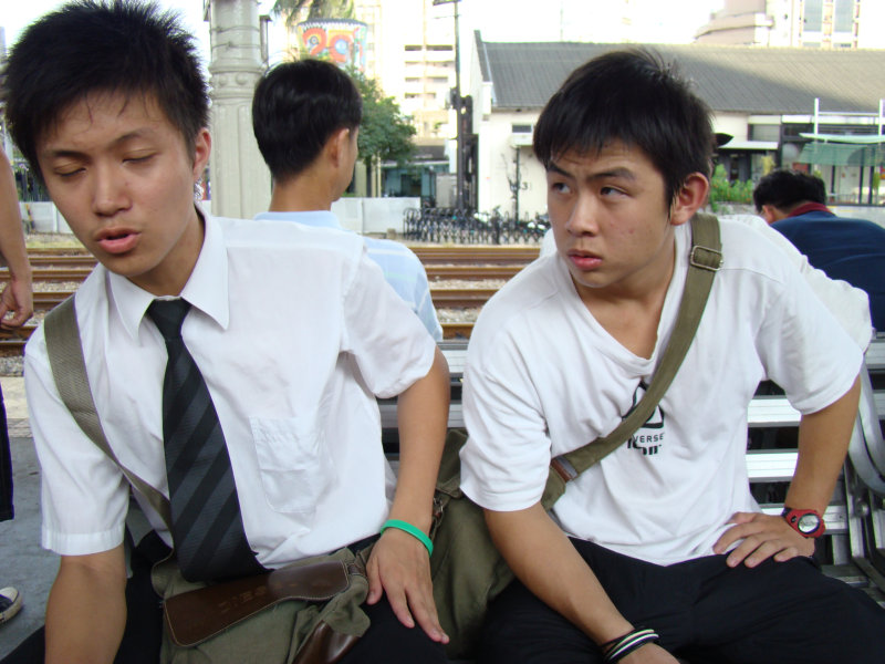 台灣鐵路旅遊攝影台中火車站月台交談旅客2007攝影照片91