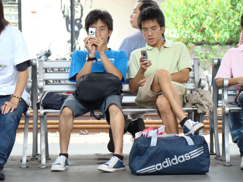台灣鐵路旅遊攝影台中火車站月台交談旅客2007攝影照片97