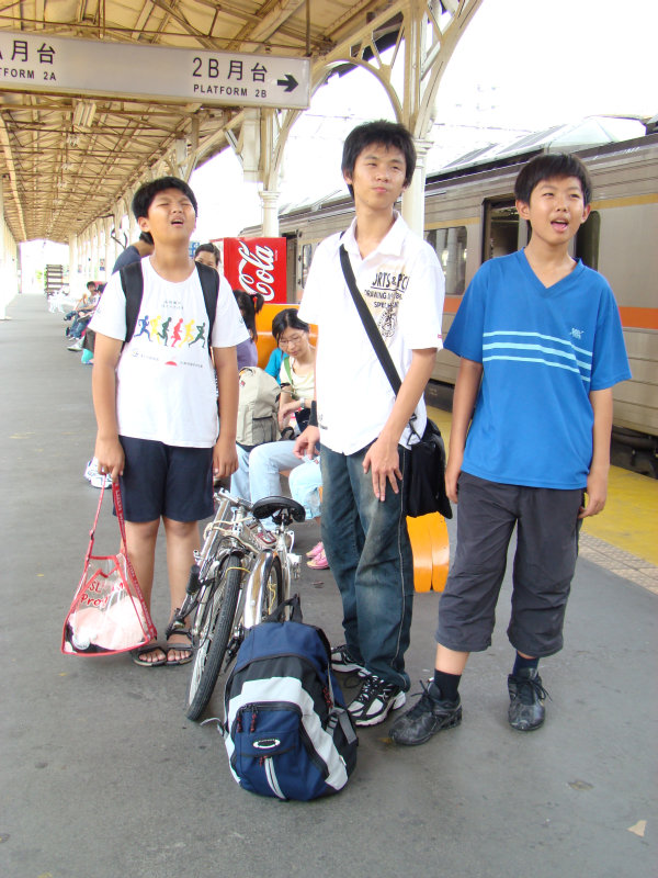 台灣鐵路旅遊攝影台中火車站月台交談旅客2007攝影照片101