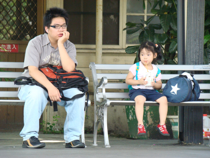 台灣鐵路旅遊攝影台中火車站月台交談旅客2007攝影照片102