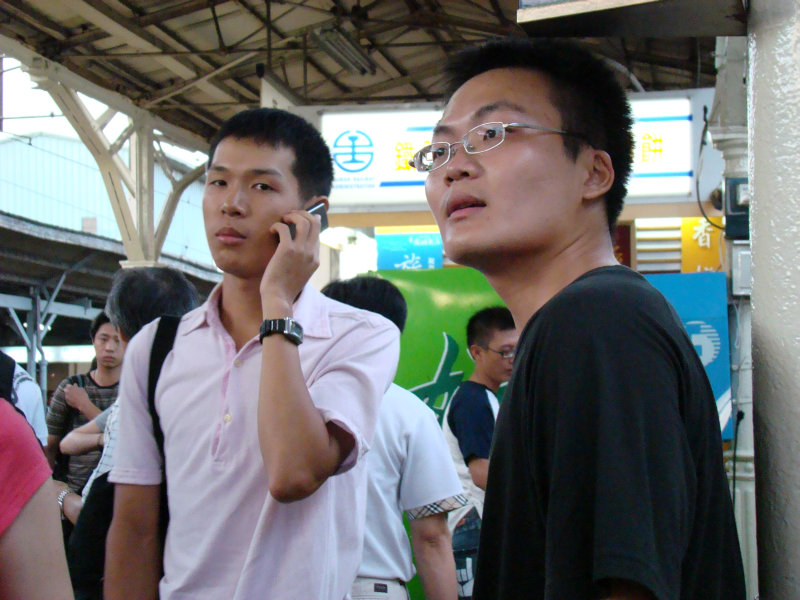 台灣鐵路旅遊攝影台中火車站月台交談旅客2007攝影照片124