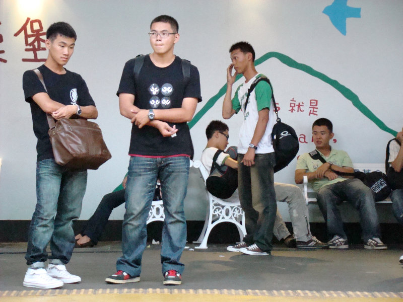 台灣鐵路旅遊攝影台中火車站月台交談旅客2007攝影照片125