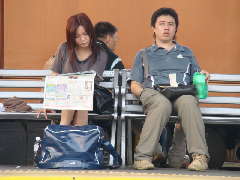 台灣鐵路旅遊攝影台中火車站月台交談旅客2007攝影照片153