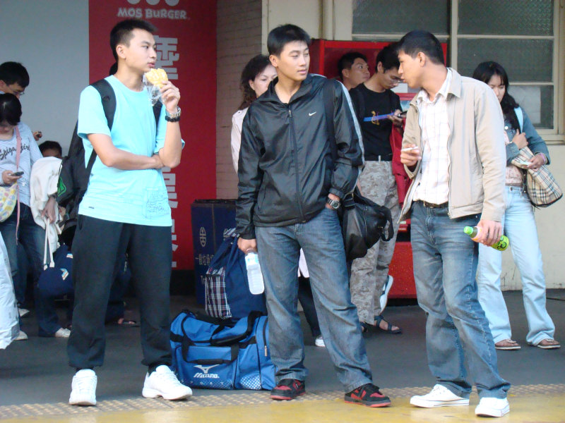 台灣鐵路旅遊攝影台中火車站月台交談旅客2007攝影照片157