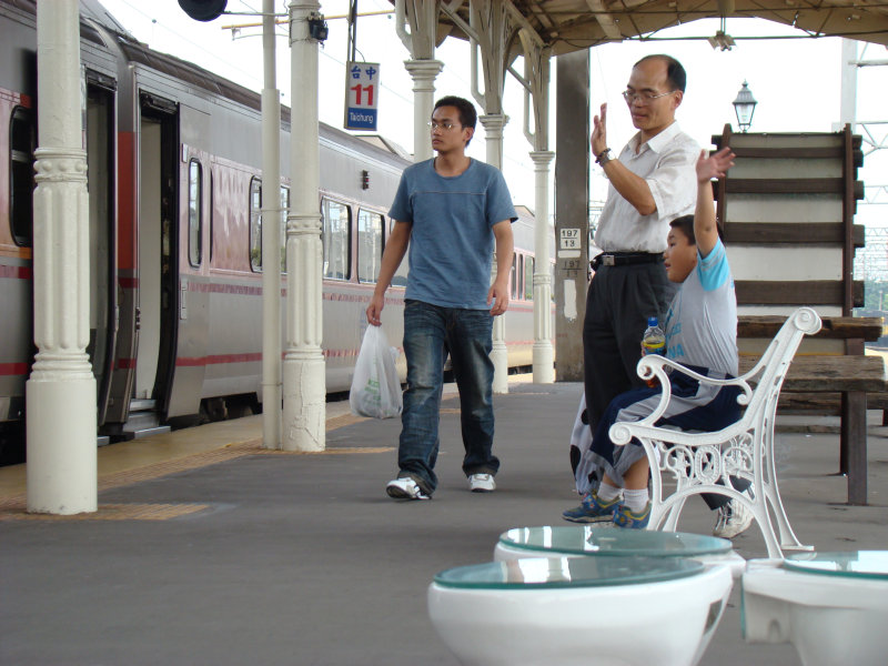 台灣鐵路旅遊攝影台中火車站月台交談旅客2007攝影照片162