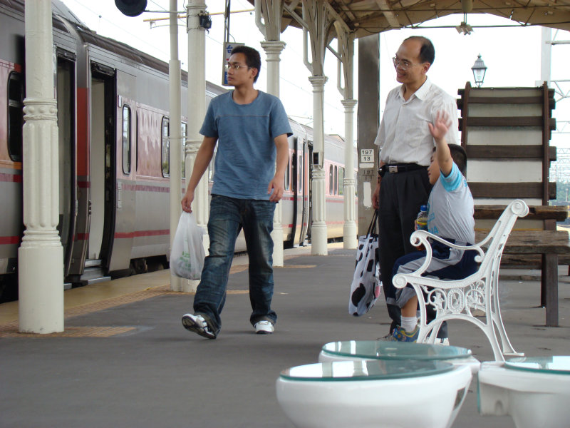 台灣鐵路旅遊攝影台中火車站月台交談旅客2007攝影照片164
