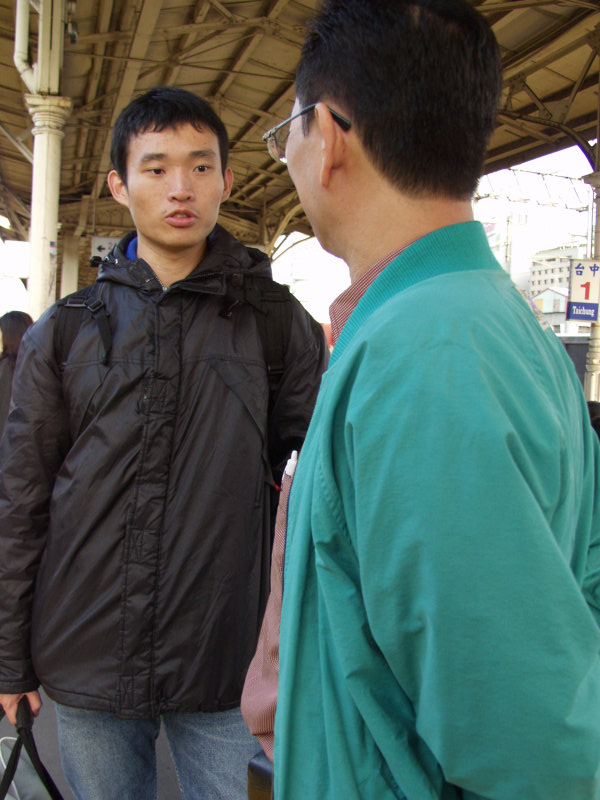台灣鐵路旅遊攝影台中火車站月台交談旅客2007攝影照片173