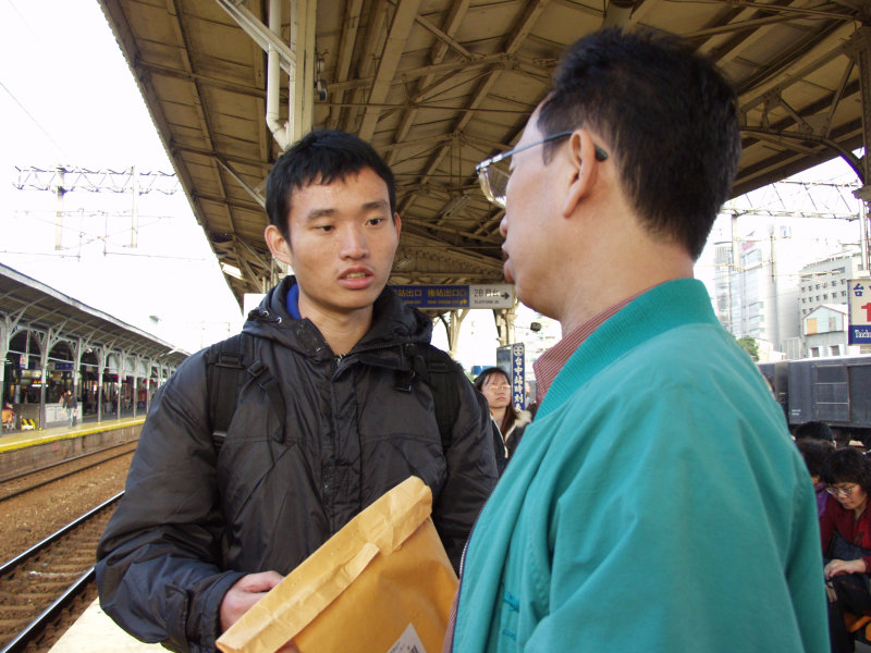 台灣鐵路旅遊攝影台中火車站月台交談旅客2007攝影照片174