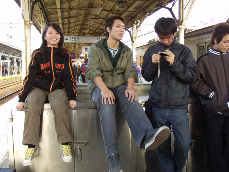 台灣鐵路旅遊攝影台中火車站月台交談旅客2007攝影照片175