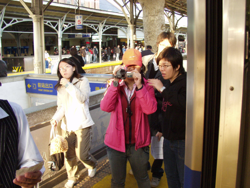 台灣鐵路旅遊攝影台中火車站月台交談旅客2007攝影照片180
