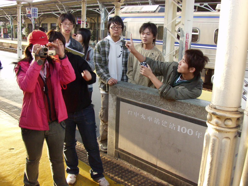 台灣鐵路旅遊攝影台中火車站月台交談旅客2007攝影照片182