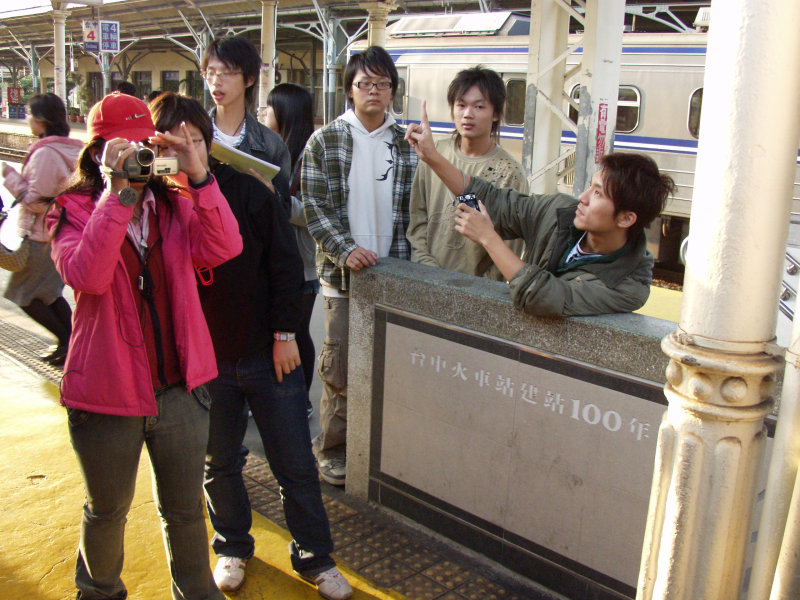 台灣鐵路旅遊攝影台中火車站月台交談旅客2007攝影照片183