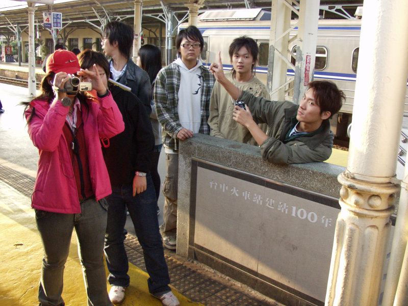 台灣鐵路旅遊攝影台中火車站月台交談旅客2007攝影照片184