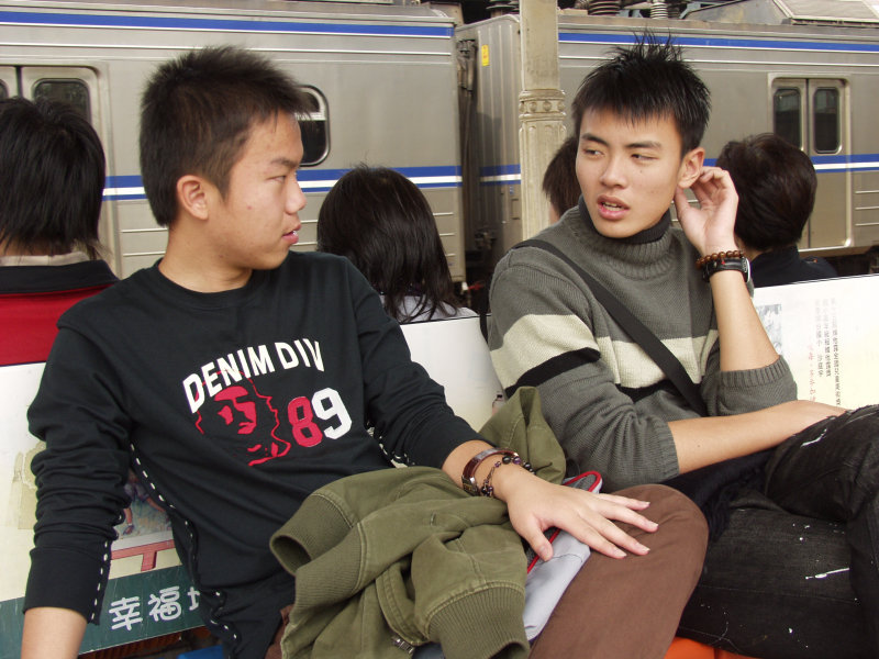 台灣鐵路旅遊攝影台中火車站月台交談旅客2007攝影照片189