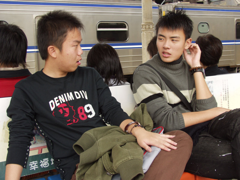 台灣鐵路旅遊攝影台中火車站月台交談旅客2007攝影照片190
