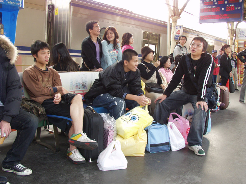 台灣鐵路旅遊攝影台中火車站月台交談旅客2007攝影照片193