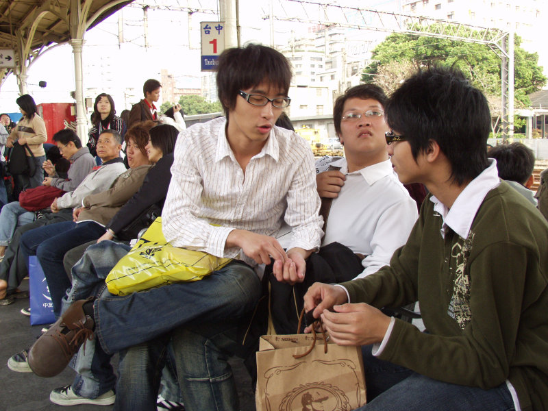 台灣鐵路旅遊攝影台中火車站月台交談旅客2007攝影照片197