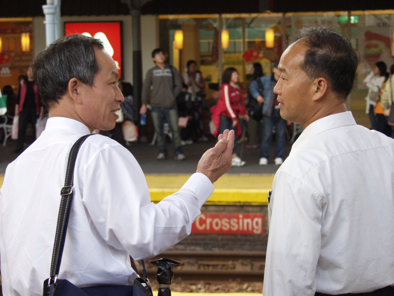 台灣鐵路旅遊攝影台中火車站月台交談旅客2007攝影照片199