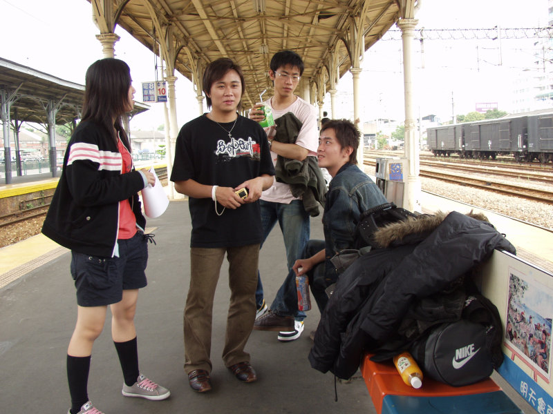 台灣鐵路旅遊攝影台中火車站月台交談旅客2007攝影照片200